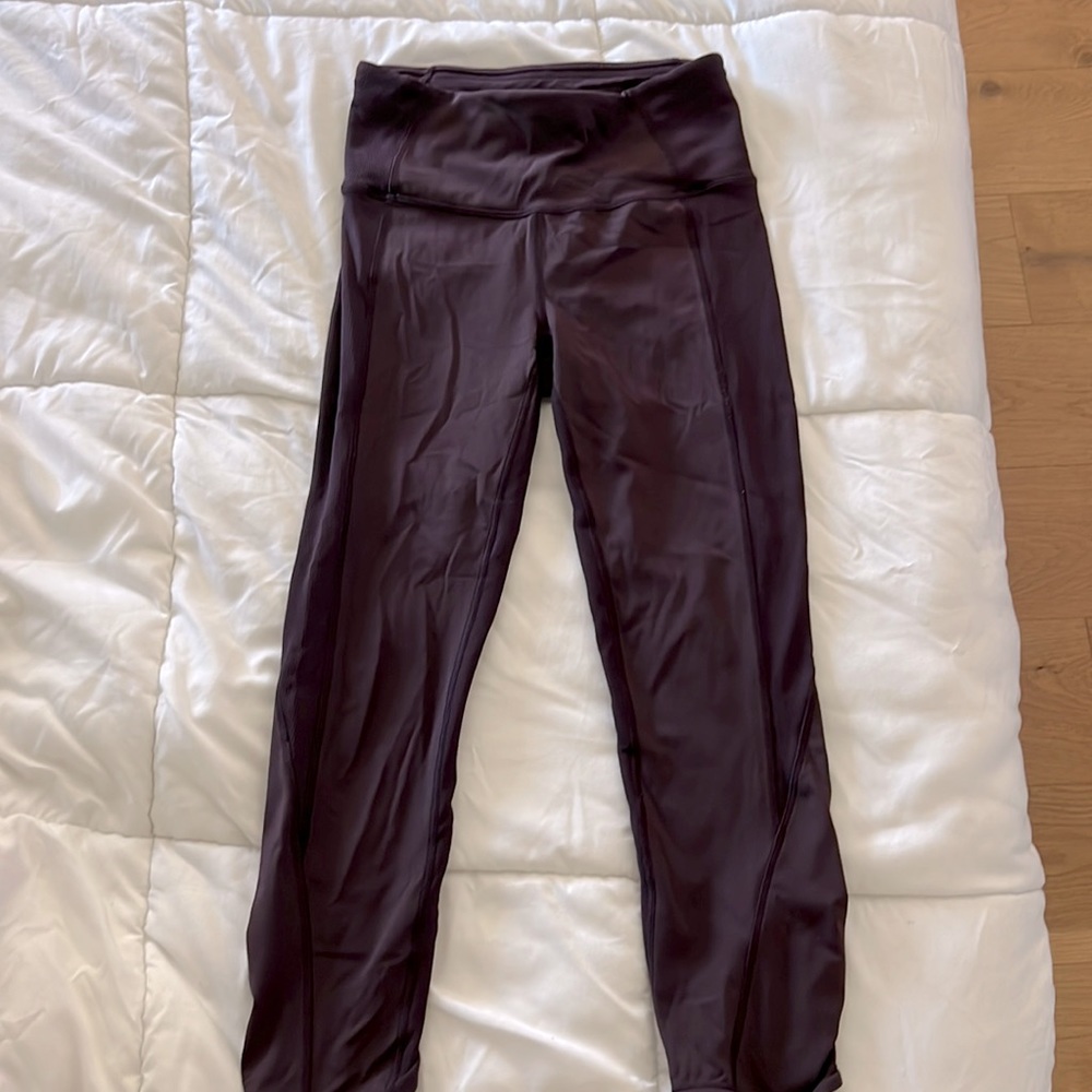 lulu lemon maroon wunder under 23” leggings with back zipper pocket